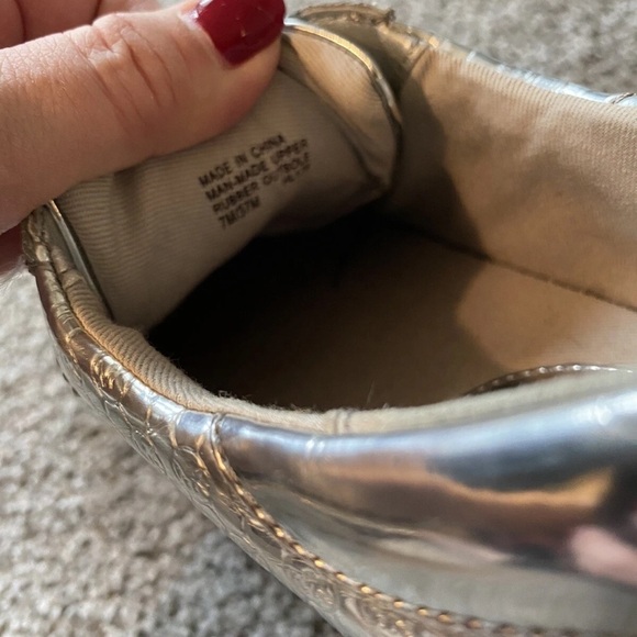 MICHAEL KORS Size 7 Silver Mirror Logo Print Lace Up Fashion Sneakers R $99 - Picture 8 of 14